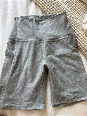 Beyond Yoga Spacedye Heather Gray High-Waist Bike Shorts with Pockets 7”